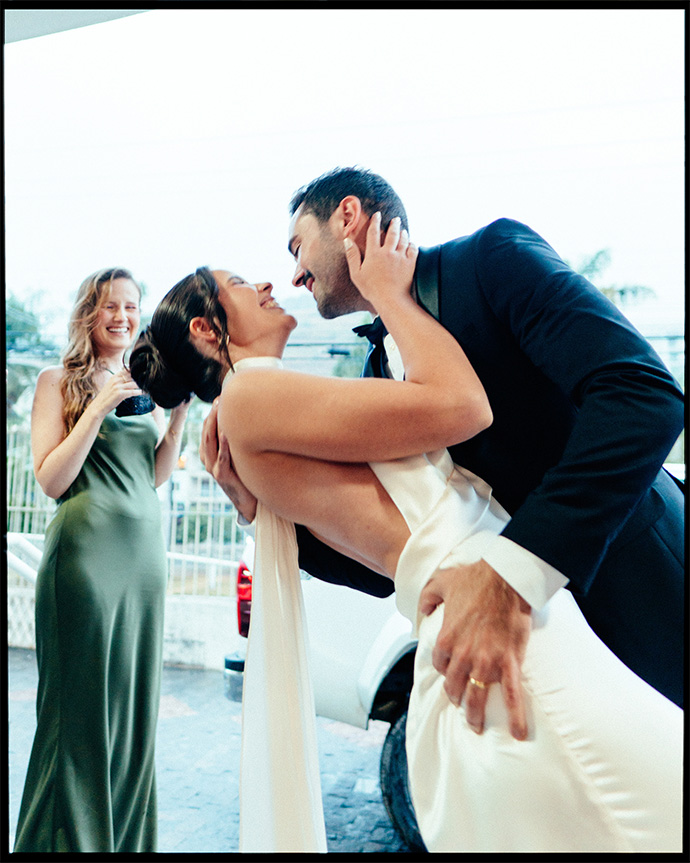 Beijo dos noivos — serviço de fotografia de casamento AEVO